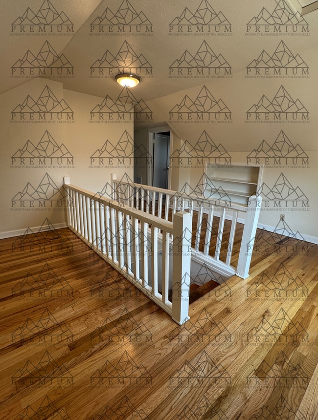 Building Photo - Large 4 Bedroom 2 Bath