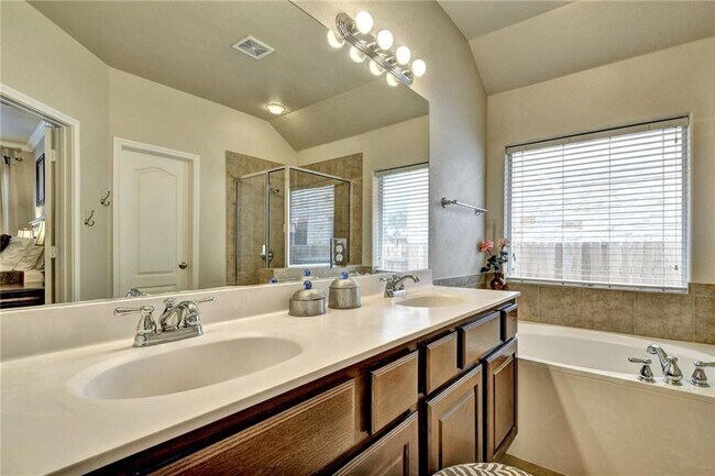 Building Photo - 2830 Stonecreek Pl
