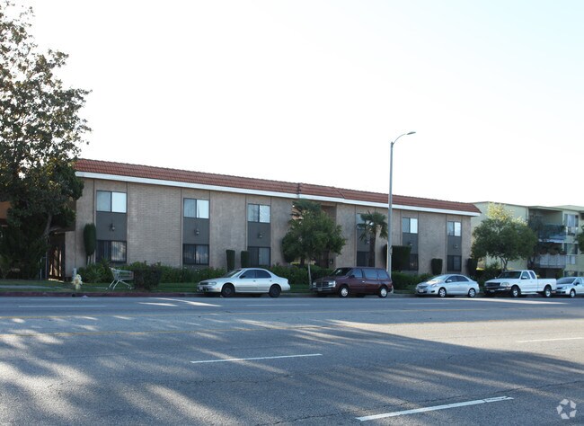 Building Photo - 8014 Woodman Ave