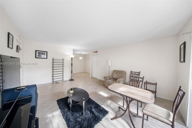 Building Photo - 10826 N Kendall Dr