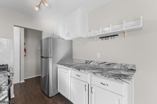 Building Photo - 355 River Rd