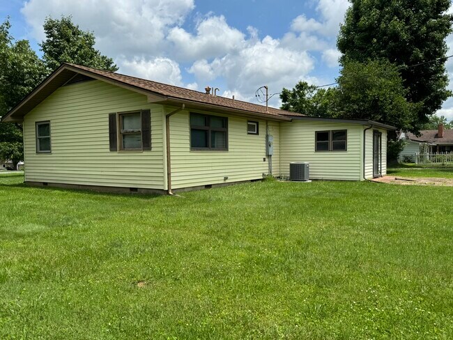 Building Photo - 102 Oaklawn Cir