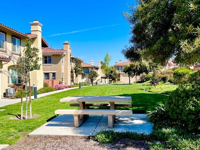 Building Photo - Beautiful 3 bed 2 bath townhome