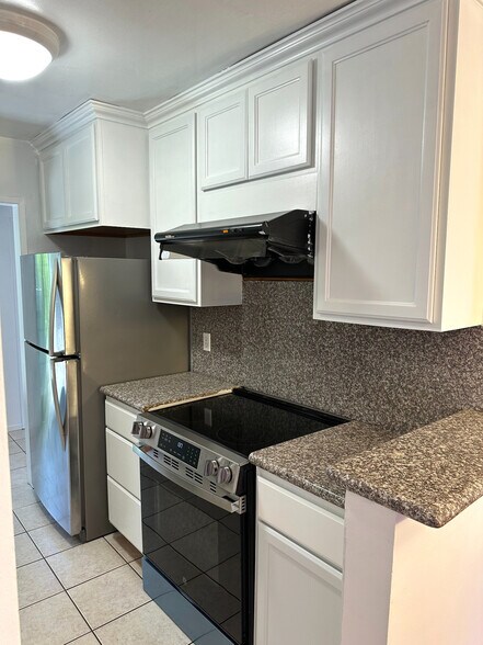 10 - Kitchen - Range + Refrigerator - 1831 Barry Ave