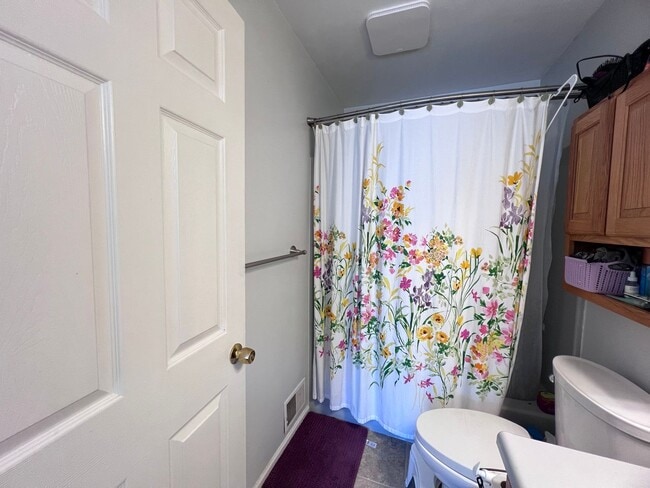 Building Photo - Spacious 3 bedroom Condo In Comstock Park