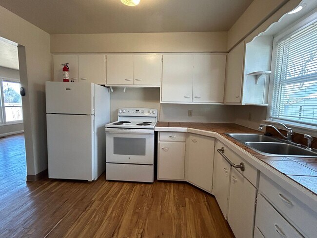 Building Photo - 821 Skyline Dr