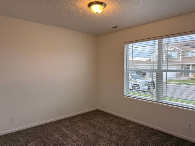 Building Photo - Beautiful Home in Montrose Community!