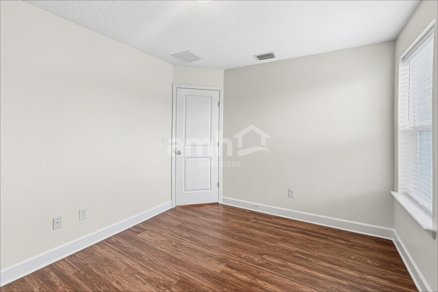 Building Photo - 31 Hiller Ln