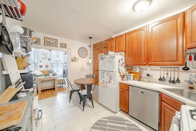 Building Photo - 189 Christopher Columbus Dr