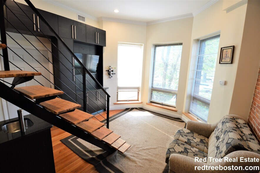 Building Photo - 1689 Beacon St