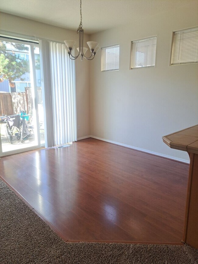 Building Photo - 3 Bedroom Home - Nice back yard -  no applications pending available now !