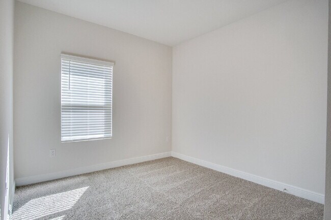 Building Photo - Fallschase 5-Bedroom Home – Pool, Playgrou...