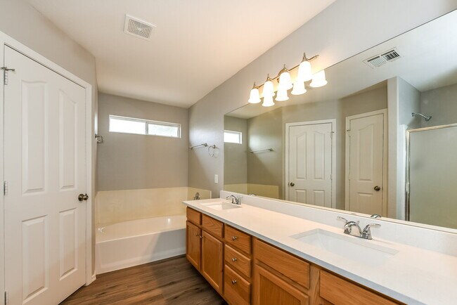 Building Photo - 4045 S Kirby Ct