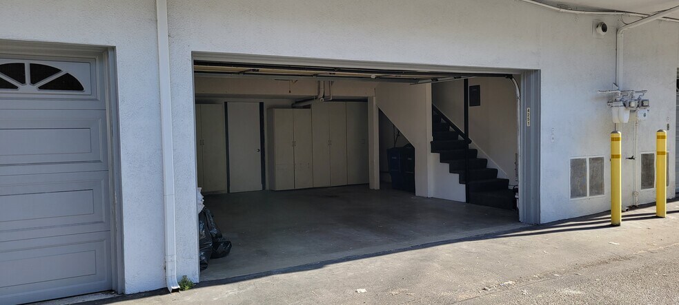 Building Photo - 4251 W Sarah St