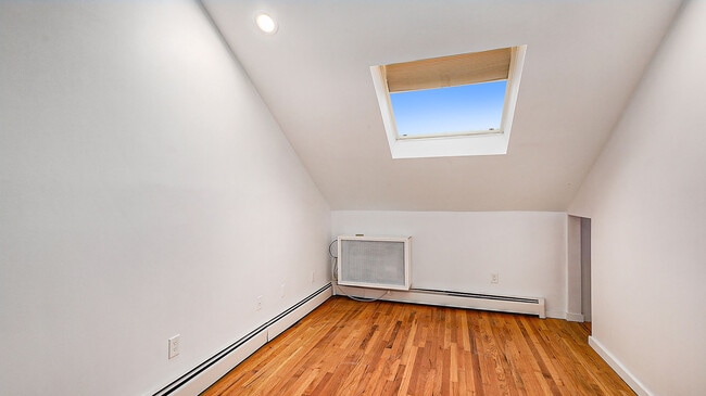 Building Photo - 343 S Elm St