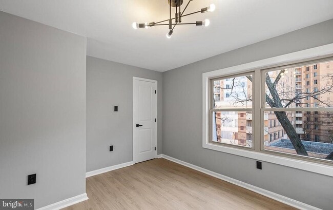 Building Photo - 1527 N Colonial Terrace