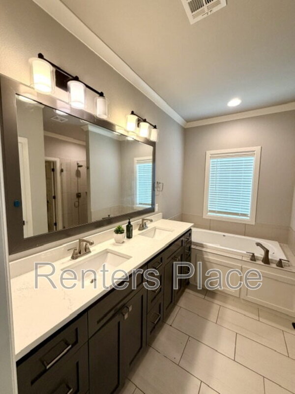 Building Photo - 803 E Delmar Pl