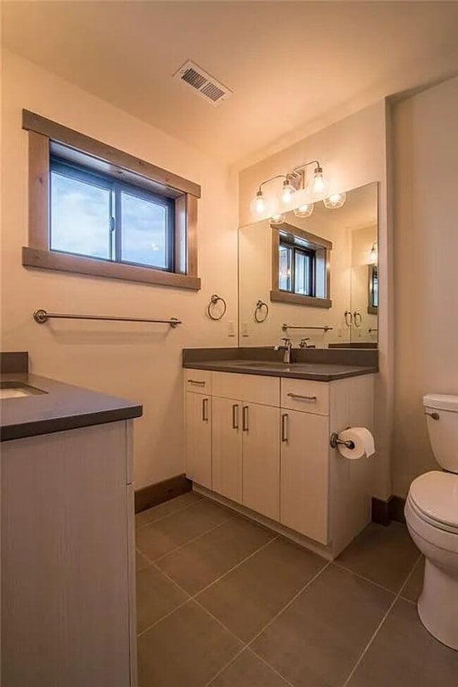 Building Photo - Beautiful 3 bedroom Townhome