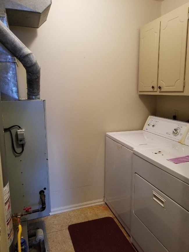 Building Photo - 3 br, 2 bath House - 13 Cresthill Dr. #30