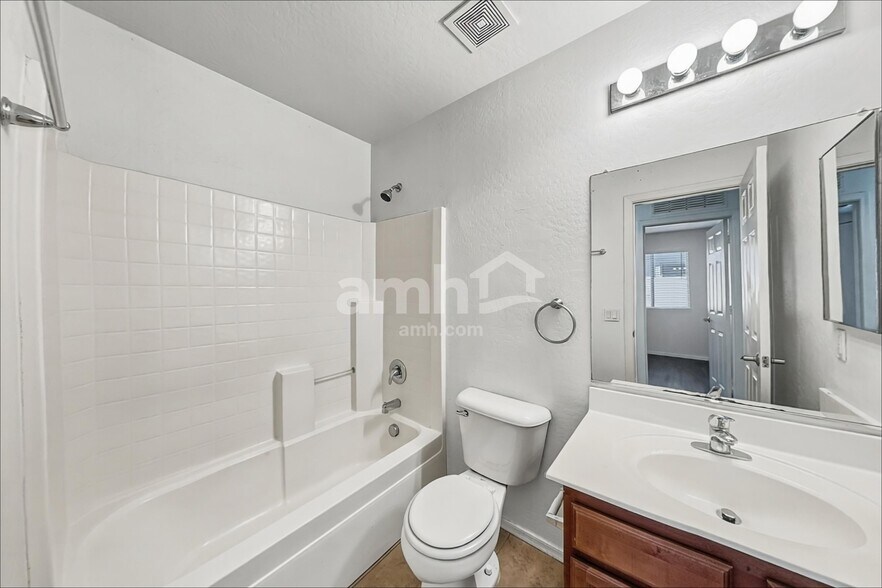 Building Photo - 11232 W Pierson St