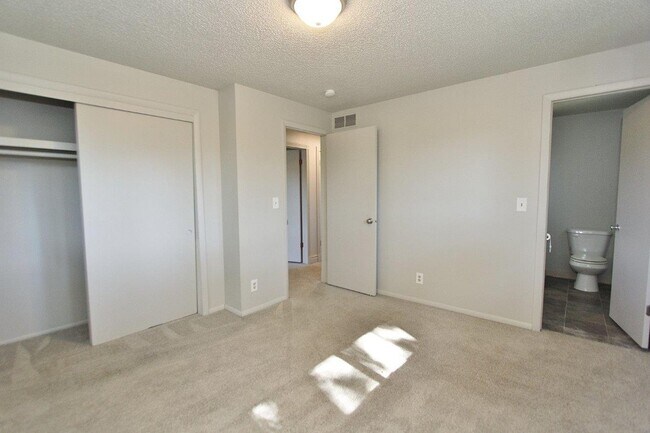 Building Photo - Spacious Home in Quiet Neighborhood