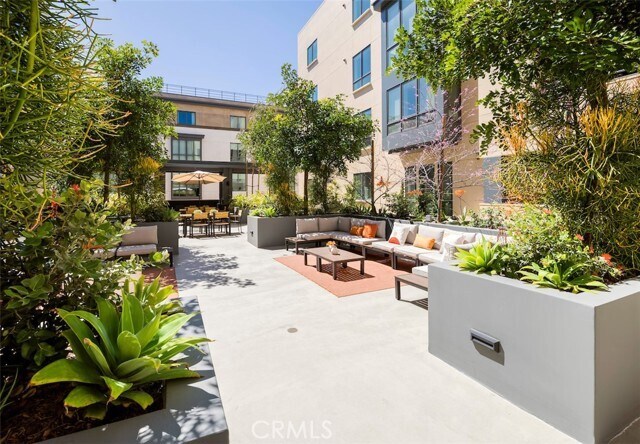 Building Photo - 39 S Los Robles Ave