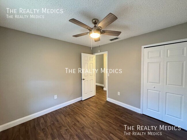 Building Photo - 313 Azincourt Ln
