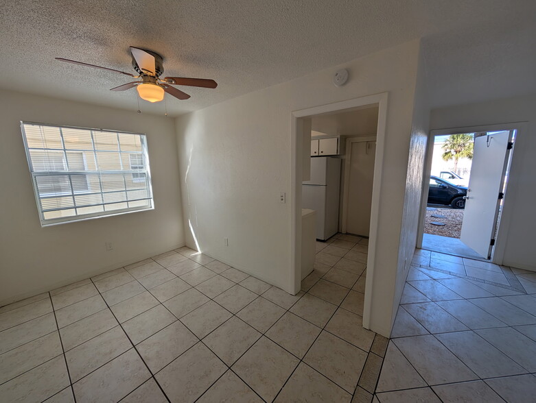 Building Photo - 2597 N Oleander Ave