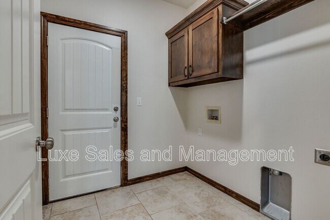 Building Photo - 2200 Alta Vista Ln