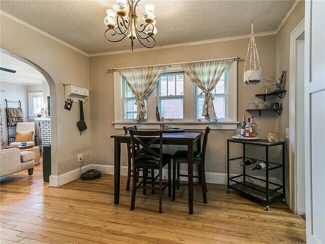 Building Photo - Charming 2-Bedroom Home minutes from everything!