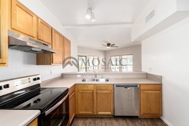 Building Photo - 280 S Elizabeth Way