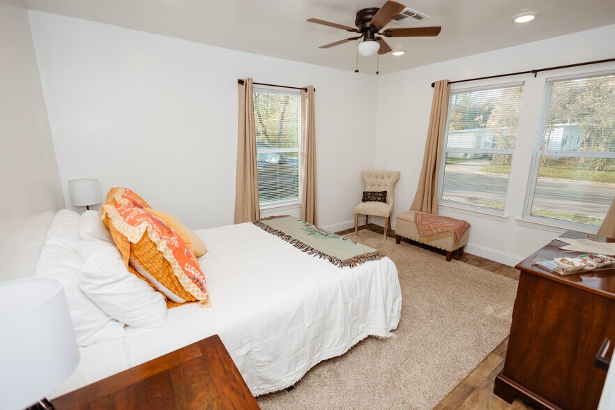 Building Photo - 3836 Leland Ave