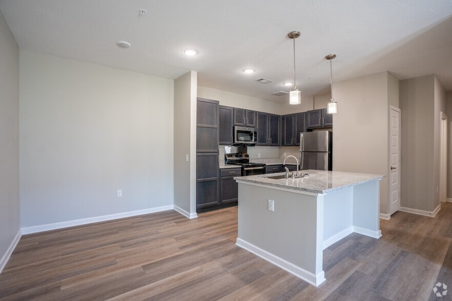 2BR, 2BA - 1,203SF - Kitchen, Dining - Ashford Park - Bedford Park