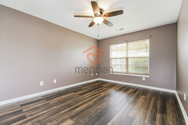 Building Photo - 3 bed / 2.5 bath - Move-in today!