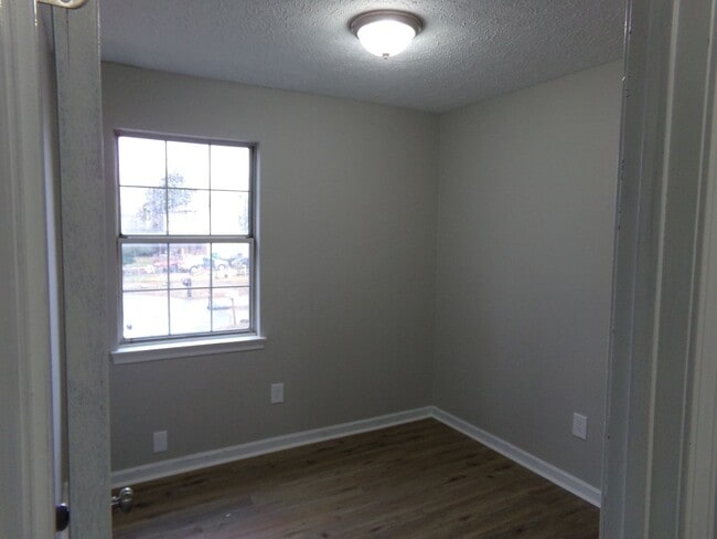 Building Photo - 3 bedroom, 1.5 bath Townhome