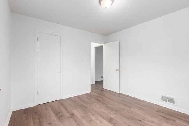 Building Photo - 981 Lansing St