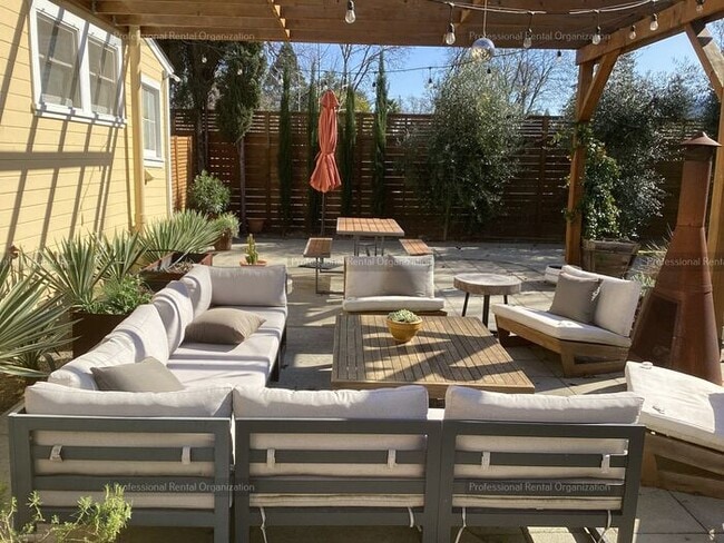 Building Photo - Wine Country Living at Its Finest