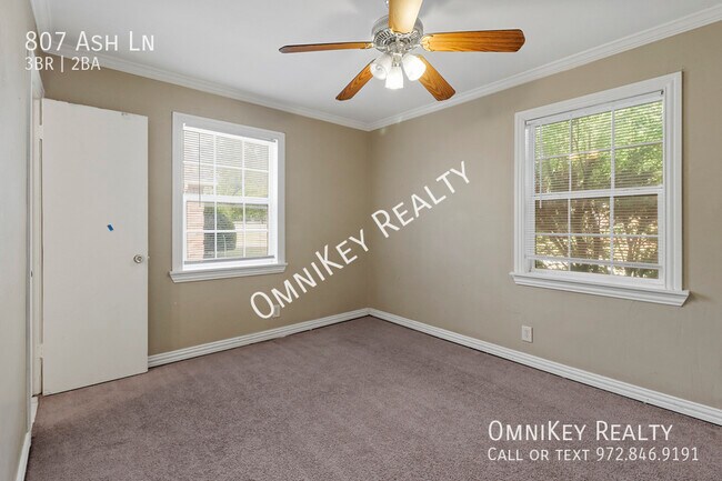 Building Photo - 807 Ash Ln