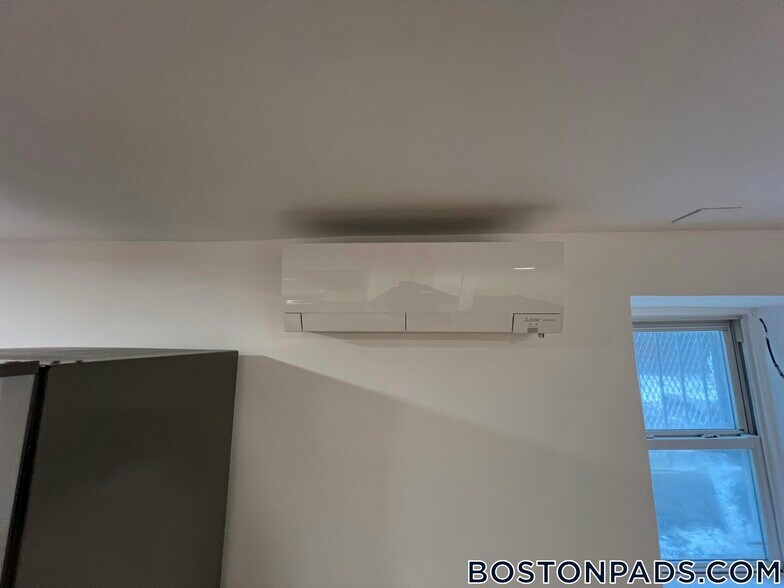 Building Photo - 684 Parker St