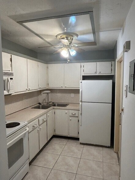 Building Photo - 12 NE 19th Ct