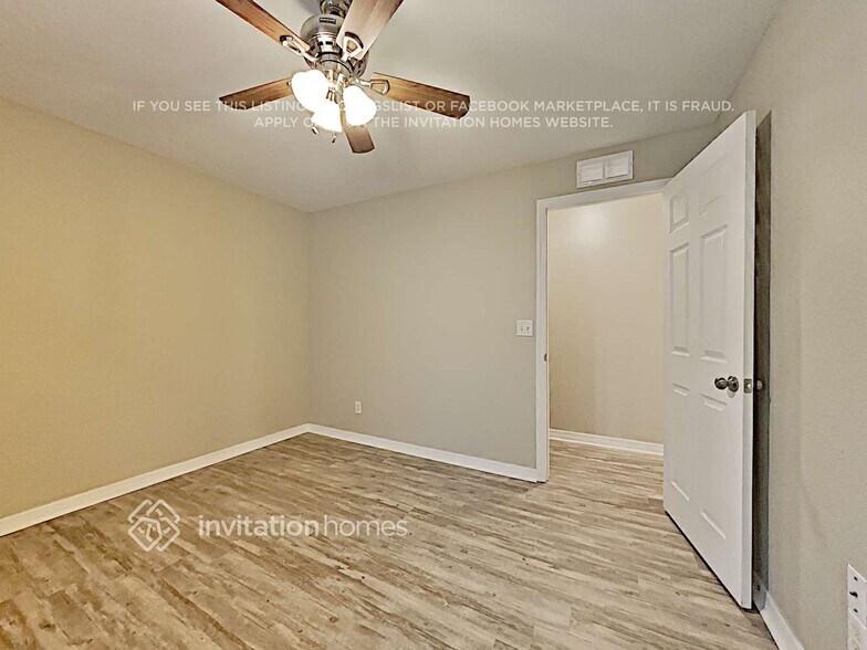 Building Photo - 2401 Granada Cir E