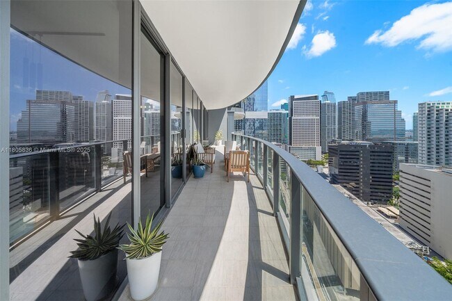 Building Photo - 1000 Brickell Plaza