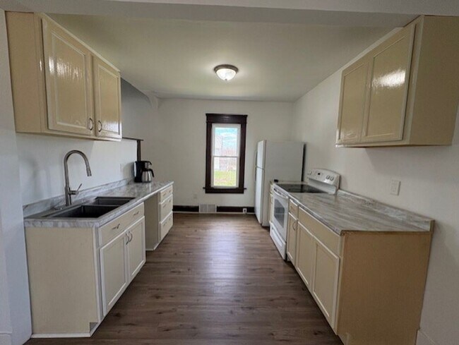 Building Photo - Cozy 2-Bed Single-Family in East Akron — Pet-Friendly, Garage + Covered Patio