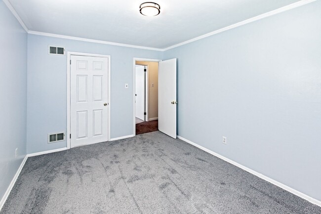 Building Photo - 5 bedroom, 2.5 bath home in Claymont