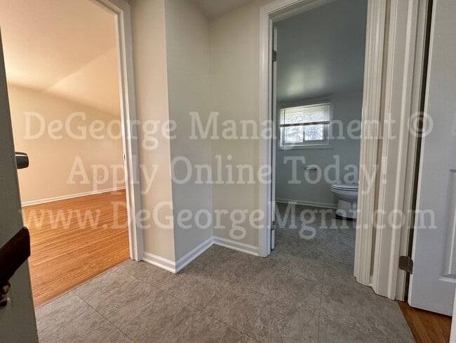 Building Photo - Gorgeous Spacious 4 Bedroom 1.5 Bath Singl...