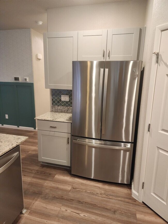 Building Photo - 3 bedroom/ 2 bath condo in gated community