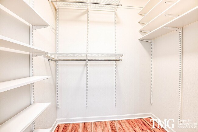 Building Photo - Cute Condo w/ 2 Beds 2 Baths and Patio in Beaverton!