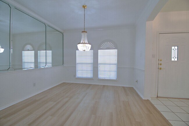 Building Photo - Well Maintained 3/2/2 on Corner Lot