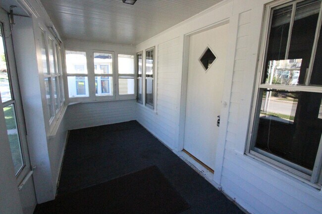 Building Photo - 3 bedroom 1 bath West Allis home with granite counters and 2 car garage