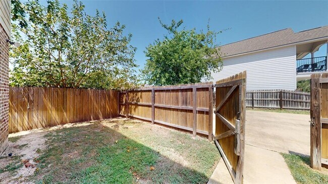 Building Photo - 914 Fairview Ave